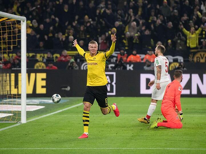 BVB-Youngster Erling Haaland (M) feiert sein Tor zum 4:1 gegen Köln.