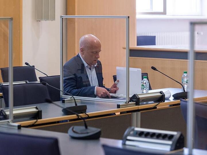 Joachim Wolbergs, Regensburger Ex-Oberbürgermeister, sitzt im Verhandlungssaal des Landgerichts. Foto: Armin Weigel/dpa/Archivbild