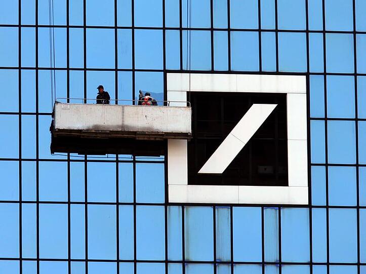 Man sieht wieder klar: Fensterputzer bei der Deutschen Bank in Frankfurt.