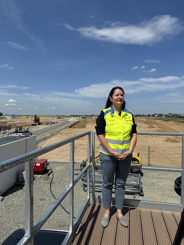 Silvia Meyer, Leiterin der Abteilung Immobilienmanagement Hochvoltbatterie Niederbayern bei BMW, auf der Baustelle in Straßkirchen. Silvia Meyer, Leiterin der Abteilung Immobilienmanagement Hochvoltbatterie Niederbayern bei BMW, auf der Baustelle in Straßkirchen.