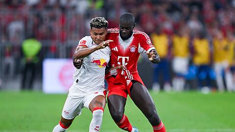 Antonio Nusa (l), hier im Zweikampf mit Dayot Upamecano, traf zum 1:4 für Leipzig. Aber das Tor zählte im Nachhinein doch nicht.