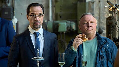 Prof. Karl Friedrich Boerne (Jan Josef Liefers, l.) und Kommissar Frank Thiel (Axel Prahl) im Münsteraner "Tatort"-Fall "Die Erfindung des Rades".
