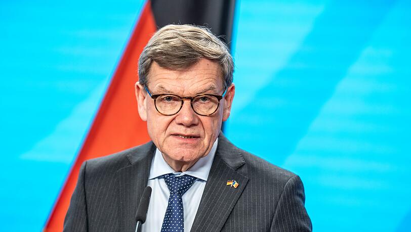 Die Bundesregierung will nach drei Sonderfl&uuml;gen aus dem Oman auch aus der saudischen Hauptstadt Riad in der Nahost-Region gestrandete Deutsche in die Heimat zur&uuml;ckbringen. Das k&uuml;ndigte Au&szlig;enminister Johann Wadephul (CDU) an.