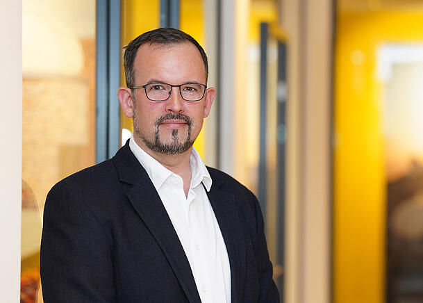 Die Sonnenfinsternis am Mittwoch ist f&uuml;r Johannes Baader ein "sehr erdendes Ereignis". Er ist CEO von Baader Planetarium.