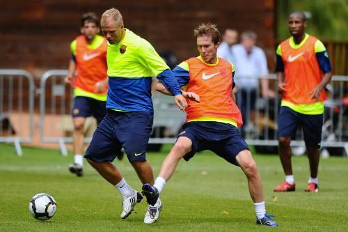 Duell unter Ersatzspielern im Training des Champions-League-Siegers Barca: Alexander Hleb (r.) gegen Eidur Gudjohnsen.