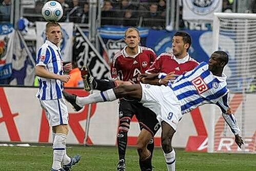 Immer einen Schritt schneller als der Gegner: Dominic Maroh (2. v.r.) klärt vor Hertha-Stürmer Ramos (r.).