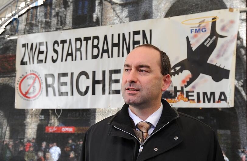 Teilnehmer einer Demonstration gegen den Bau der dritten Startbahn am Münchner Flughafen halten am Samstag auf dem Marienplatz in München Plakate in die Höhe.