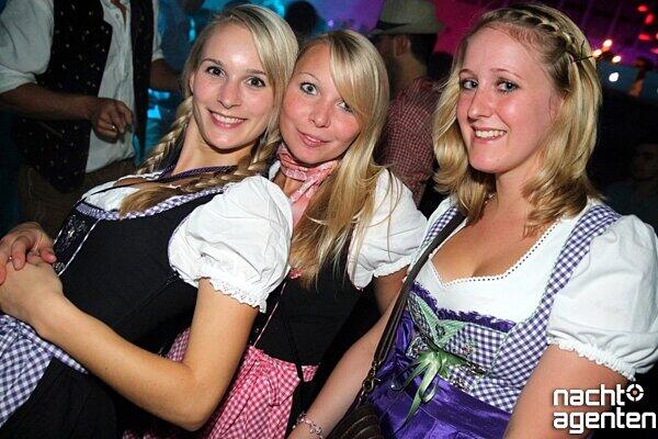 Der Wiesnmarathon am Freitag im neuraum: 16 Tage Wiesn, 16 Tage Party ist das Motto: 
Mehr Bilder gibt's auf www.nachtagenten.de