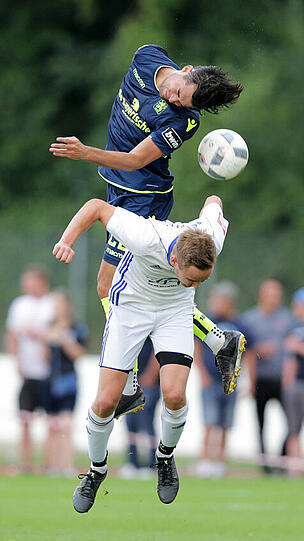 Aaron Berzel behauptet sich im Kopfballduell.