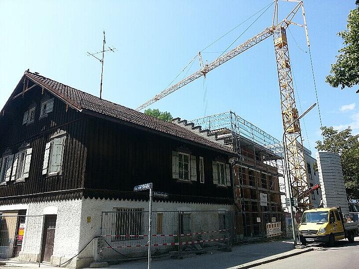 Die kuriose Baustelle Ecke Gerner Straße/Klugstraße. Foto: Strasser