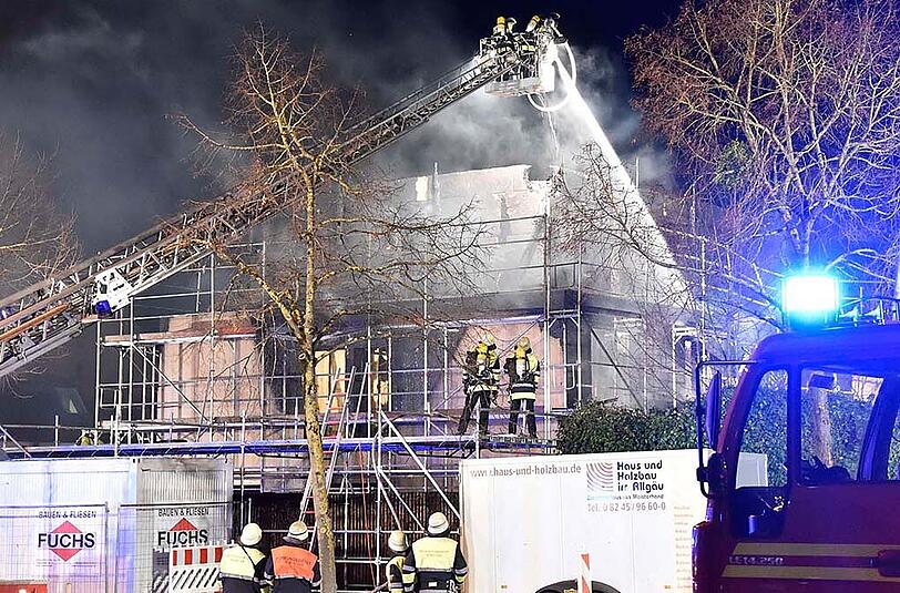 Am frühen Donnerstagmorgen kam es zu einem Brand auf einer Baustelle in der Von-Kahr-Straße. Der Rohbau eines Mehrfamilienhauses wurde komplett zerstört.