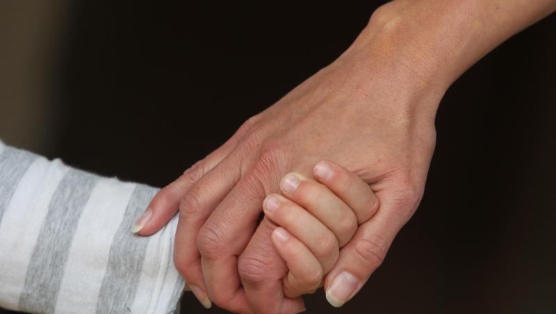 Eine Frau hält die Hand eines Kindes. Foto: Karl-Josef Hildenbrand/dpa/Archiv Eine Frau hält die Hand eines Kindes. Foto: Karl-Josef Hildenbrand/dpa/Archiv