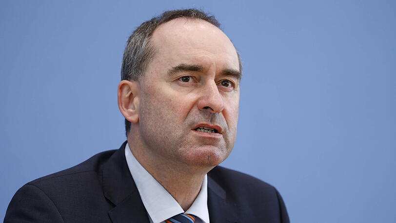 Bayerns Wirtschaftsminister Hubert Aiwanger (Freie Wähler) will sich vorerst nicht impfen lassen (Archivbild)
