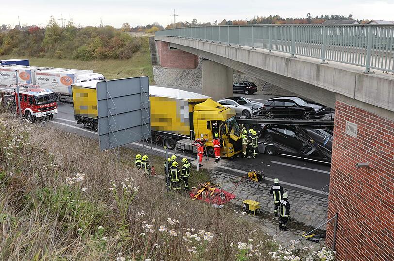 Der Fahrer des österreichischen Sattelzuges fuhr trotz Vollbremsung auf den Autotransporter auf. Dabei wurde der 47-Jährige lebensbedrohlich verletzt und in seinem Lkw eingeklemmt.