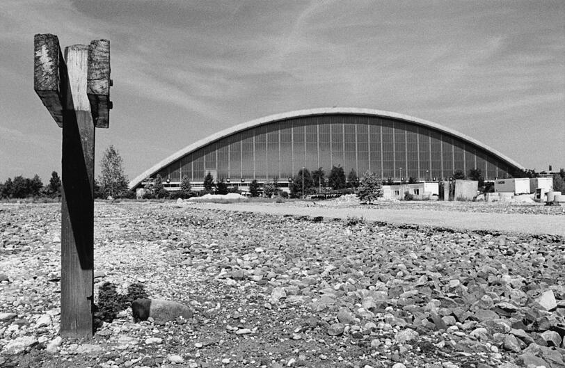 Das Denkmal Paketposthalle 2003, davor viel Schotter.