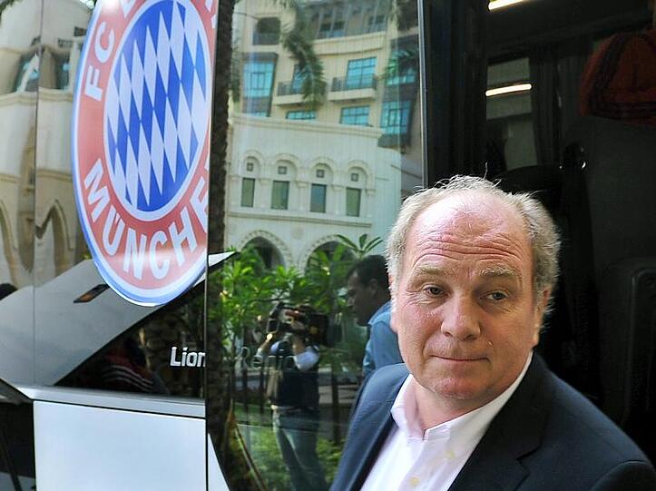 Eine Hürde genommen, aber in der Bundesliga müssen jetzt Siege her: Bayern-Manager Uli Hoeneß.