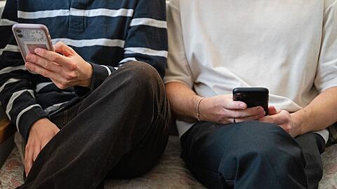 Ein großer Teil der Jugendlichen will soziale Medien im Internet weniger nutzen, schafft es zugleich aber nicht. (Archivbild)