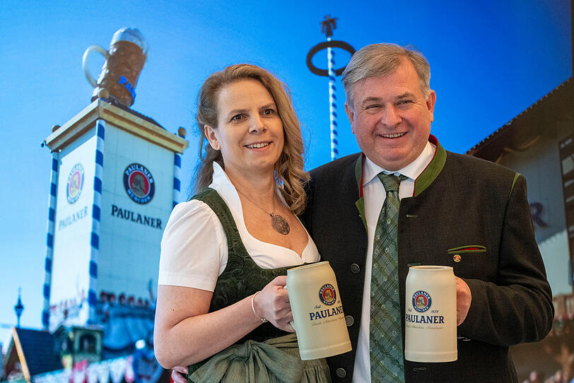 Mai 2025: Christine und Lorenz Stiftl werden als neue Wiesn-Wirte in der Paulaner-Brauerei am Nockherberg vorgestellt.