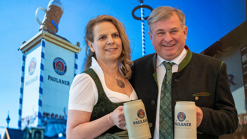 Mai 2025: Christine und Lorenz Stiftl werden als neue Wiesn-Wirte in der Paulaner-Brauerei am Nockherberg vorgestellt. Mai 2025: Christine und Lorenz Stiftl werden als neue Wiesn-Wirte in der Paulaner-Brauerei am Nockherberg vorgestellt.