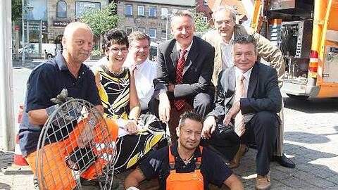 Fürths OB Thomas Jung (3. v. re.) freut sich über das Energiespar-Modell für sein Rathaus.