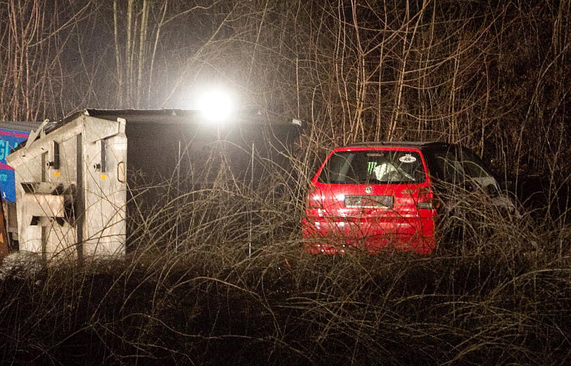 Autoknacker haben im saarländischen Merzig im Kofferraum eines abgestellten Wagens ein totes Baby entdeckt. Die Leiche lag im Kofferraum in einem Rucksack.