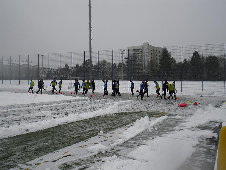 Hart , härter, Alexander Schmidt. Der Trainer des TSV 1860 schickte seine Jungs am Montagvormittag trotz klirrender Kälte, Schneeregen und schneebedeckten Trainingsplätzen raus zum Anschwitzen. Am Abend spielen die Löwen gegen den 1. FC Kaiserslautern. Die Bilder vom Matsch-Training