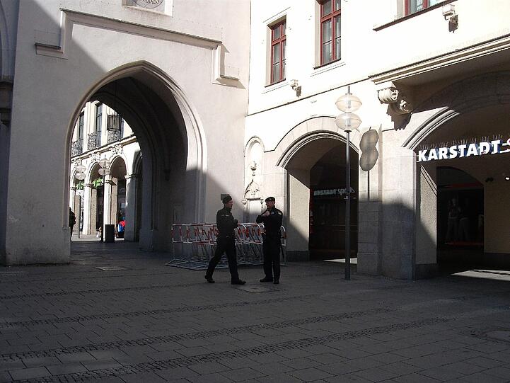 Am Justizpalast: Bereits am Sonntag bereiten sich einzelne Medienvertreter auf den Prozessbeginn am Montag vor.