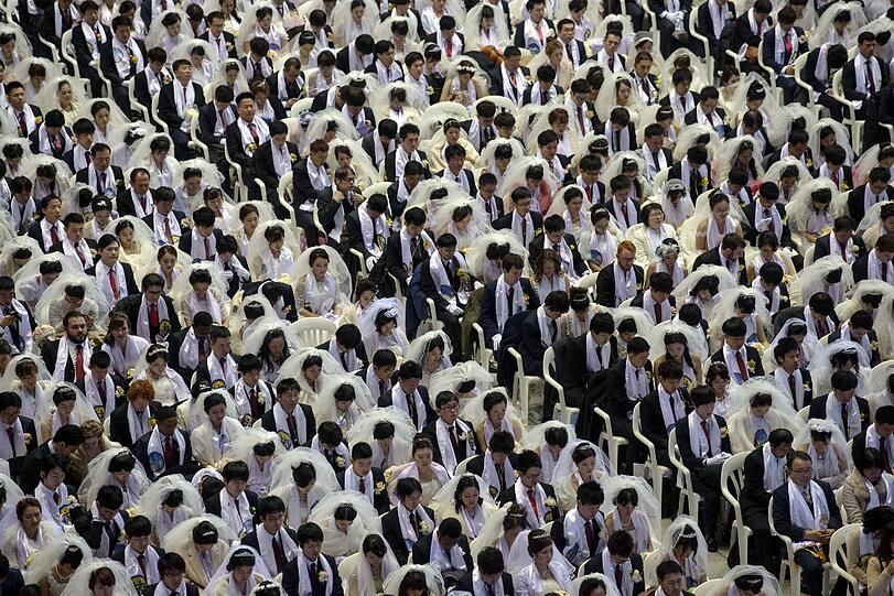 Anhänger der Mun-Sekte im Gründer-Land Südkorea. Eine verdeckte Organisation der Sekte hat sich offenbar einen Tagungsraum der katholischen Kirche gemietet.