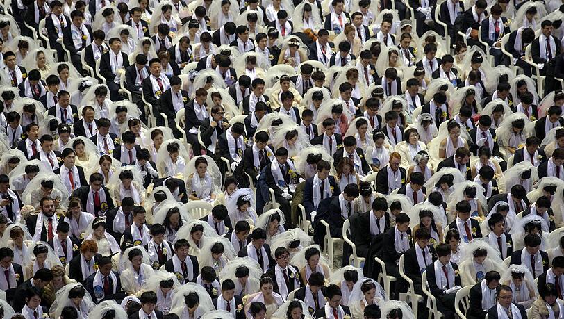 Anhänger der Mun-Sekte im Gründer-Land Südkorea. Eine verdeckte Organisation der Sekte hat sich offenbar einen Tagungsraum der katholischen Kirche gemietet. Anhänger der Mun-Sekte im Gründer-Land Südkorea. Eine verdeckte Organisation der Sekte hat sich offenbar einen Tagungsraum der katholischen Kirche gemietet.