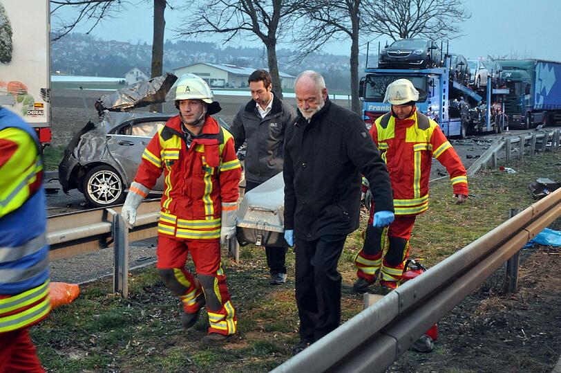 Rettungskräfte bergen die Leichen.