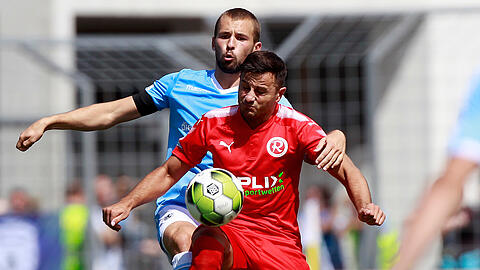 1860-Kapitän Felix Weber (hinten) im Duell mit dem Rosenheimer Daniel Majdancevic. Das Regionalliga-Heimspiel gewannen die Löwen am 29. Juli mit 2:0.