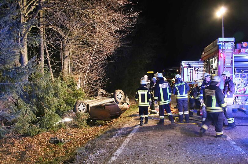Der demolierte Volvo an der Unfallstelle. Der 21-Jährige starb noch im Wrack.