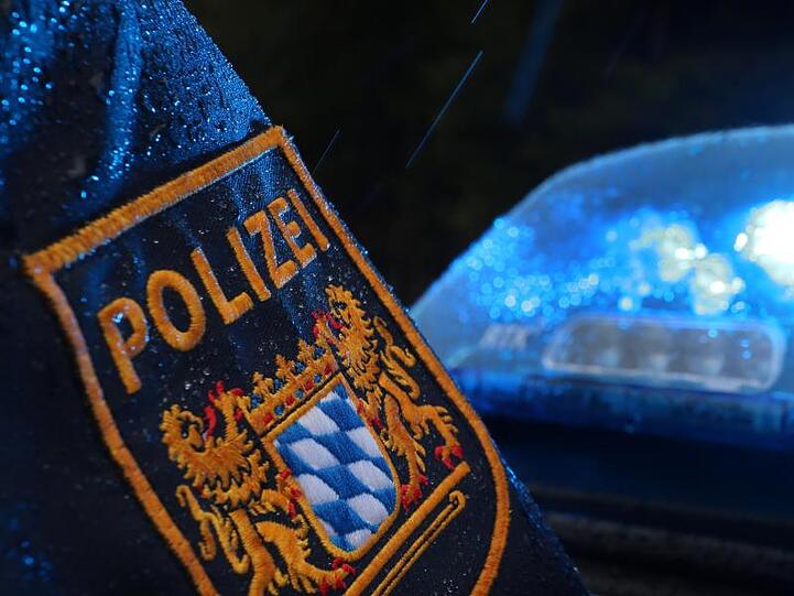 Polizeibeamter vor Streifenwagen mit Blaulicht. Foto: Karl-Josef Hildenbrand/dpa/Archivbild