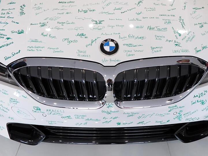 Die Unterschriften von Mitarbeitern des Werks sind auf einem BMW zu sehen, der im Oktober 2018 dort vorgefertigt wurde. Foto: Andrea Sosa Cabrios