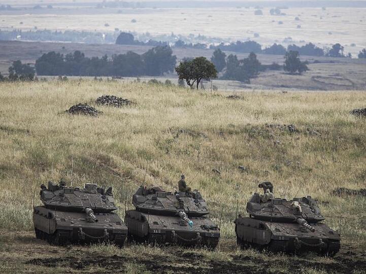 Israelische Merkava-Kampfpanzer sind auf den Golanhöhen nahe der syrischen Grenze positioniert.