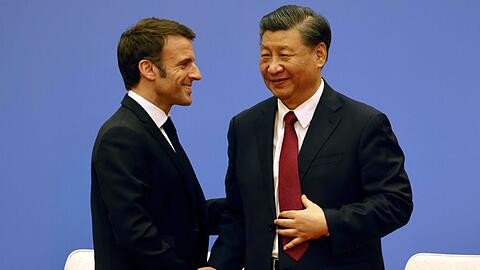 Frankreichs Präsident Emmanuel Macron trifft seinen chinesischen Amtskollegen Xi Jinping in Peking.