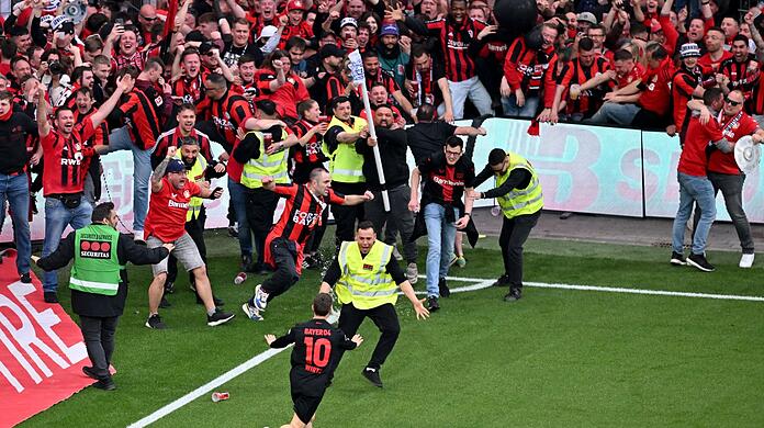 Schon nach dem viertem Leverkusener Tor stürmten Teile der Zuschauer den Platz. Schon nach dem viertem Leverkusener Tor stürmten Teile der Zuschauer den Platz.