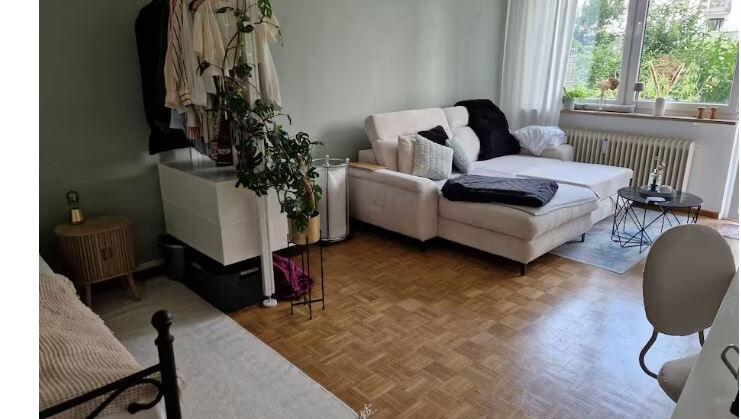 "Wir schlafen in einem Raum", schreibt die Anbieterin zur Wohnmöglichkeit mit ihr zusammen in einem Einzimmerapartment: Das soll 120,30 Euro die Nacht kosten – auf dem Sofa. "Wir schlafen in einem Raum", schreibt die Anbieterin zur Wohnmöglichkeit mit ihr zusammen in einem Einzimmerapartment: Das soll 120,30 Euro die Nacht kosten – auf dem Sofa.