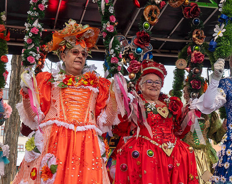 Ikonen, die am Faschingsdienstag ein letztes Mal tanzen: die zwei Marktweiber Erika Schuster (l.) und Annemarie Doll.