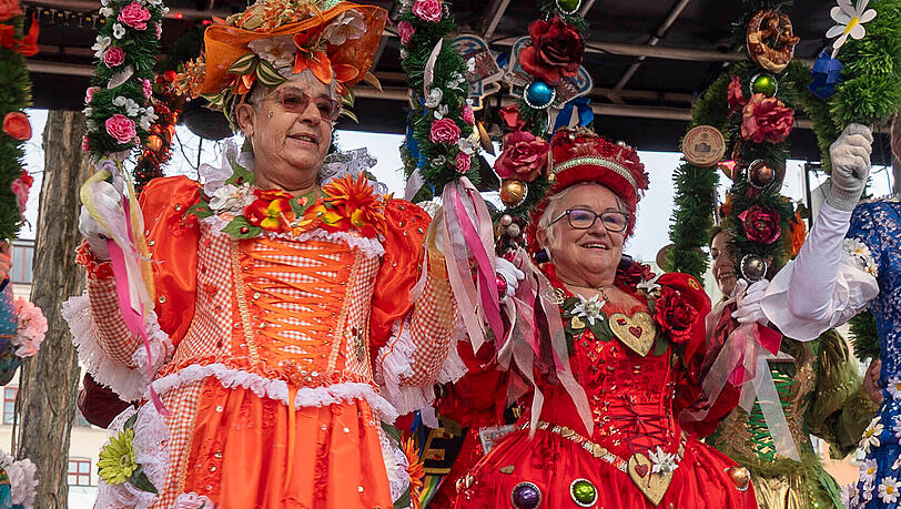 Ikonen, die am Faschingsdienstag ein letztes Mal tanzen: die zwei Marktweiber Erika Schuster (l.) und Annemarie Doll.
