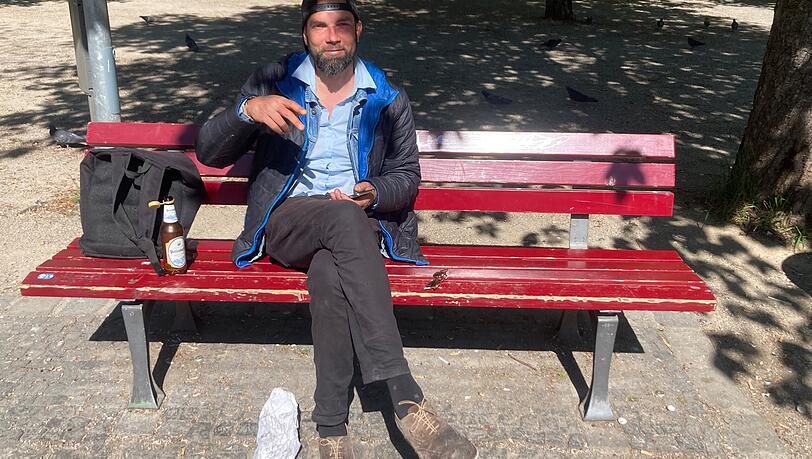&bdquo;Ich bin Pazifist&ldquo;: Viktor wollte nicht in der Ukraine bleiben, nun trinkt er Bier am Orleansplatz.