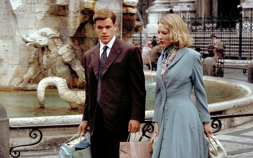 In Italien lernt Tom Ripley (Matt Damon) die Amerikanerin Meredith Logue (Cate Blanchett) kennen. In Italien lernt Tom Ripley (Matt Damon) die Amerikanerin Meredith Logue (Cate Blanchett) kennen.
