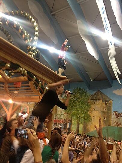 Hosen-Frontmann Campino rockt die Wiesn - sehen Sie hier die besten Bilder aus dem Hacker-Zelt.