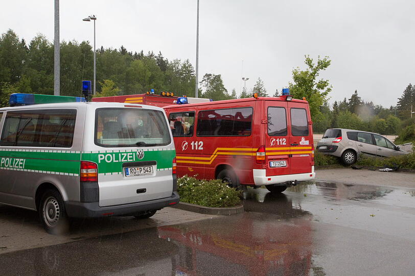 Ein führerscheinloses Mädchen übt auf einem Parkplatz das Autofahren und rast versehentlich in einen Stromkasten.