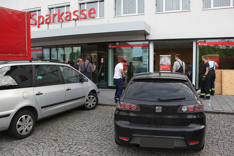 Kurioser Unfall beim Einparken in Waldkraiburg. Die Bilder vom Crash in die Sparkasse.