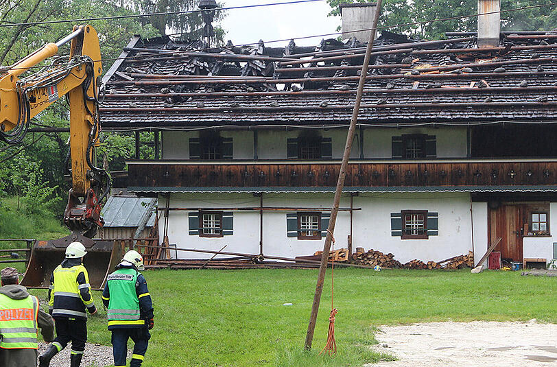 Bilder vom Großbrand in Schneizlreuth. Am Montag fand ein Trauergottesdienst für die sechs Todesopfer statt.