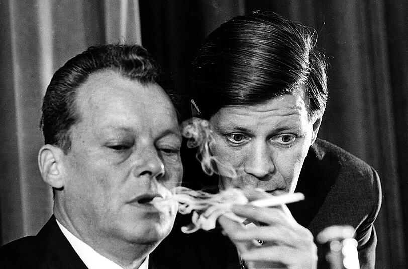Der Aufstieg in der Politik: Schmidt (r.) im Gespräch mit Willy Brandt.