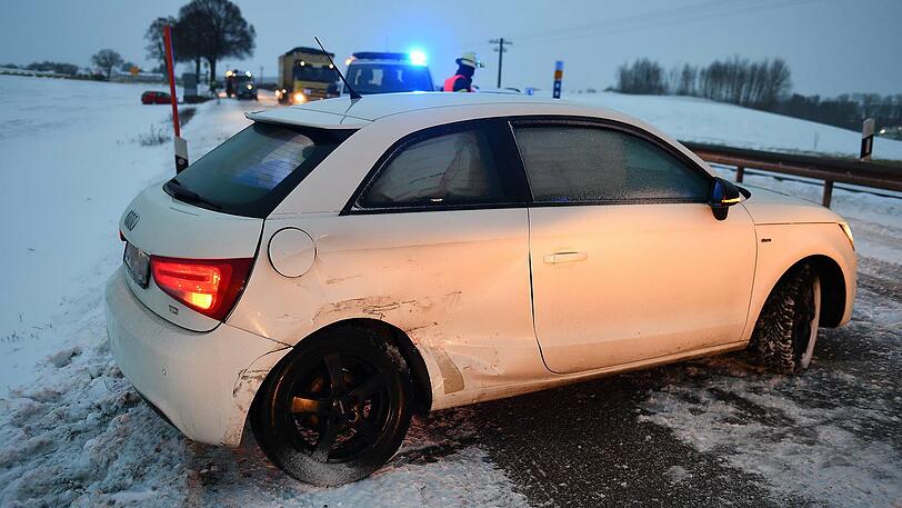Der Fahrer des roten Wagens kam von der Straße ab und krachte in ein Bushäuschen. Durch den anschließenden Stau auf der Bundesstraße kam es zu einem weiteren Unfall.