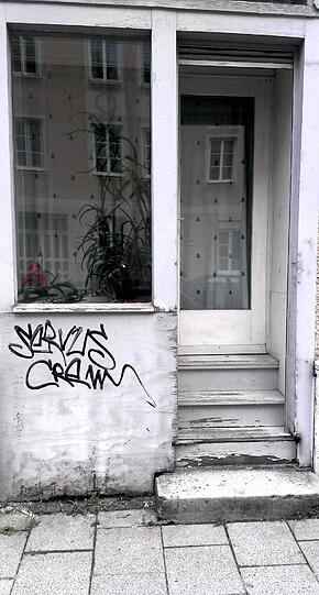Graffito auf grauem Eingang.