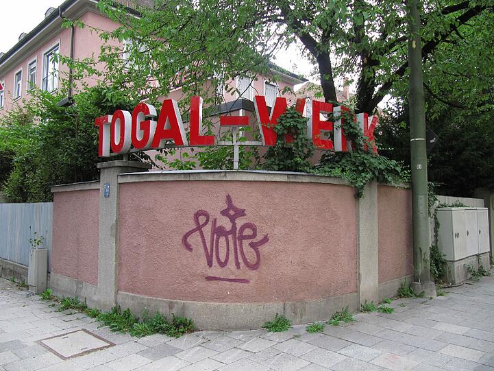 Über die Viertel-Grenzen hinaus bekannt: das alte Togal-Werk. Einige Gebäudeteile sind denkmalgeschützt. Der Firmensitz ist mittlerweile in den Fünf Höfen. Das Gelände gehört heute der Bayerischen Hausbau. Die will hier neue Wohn- und Bürohäuser bauen.
